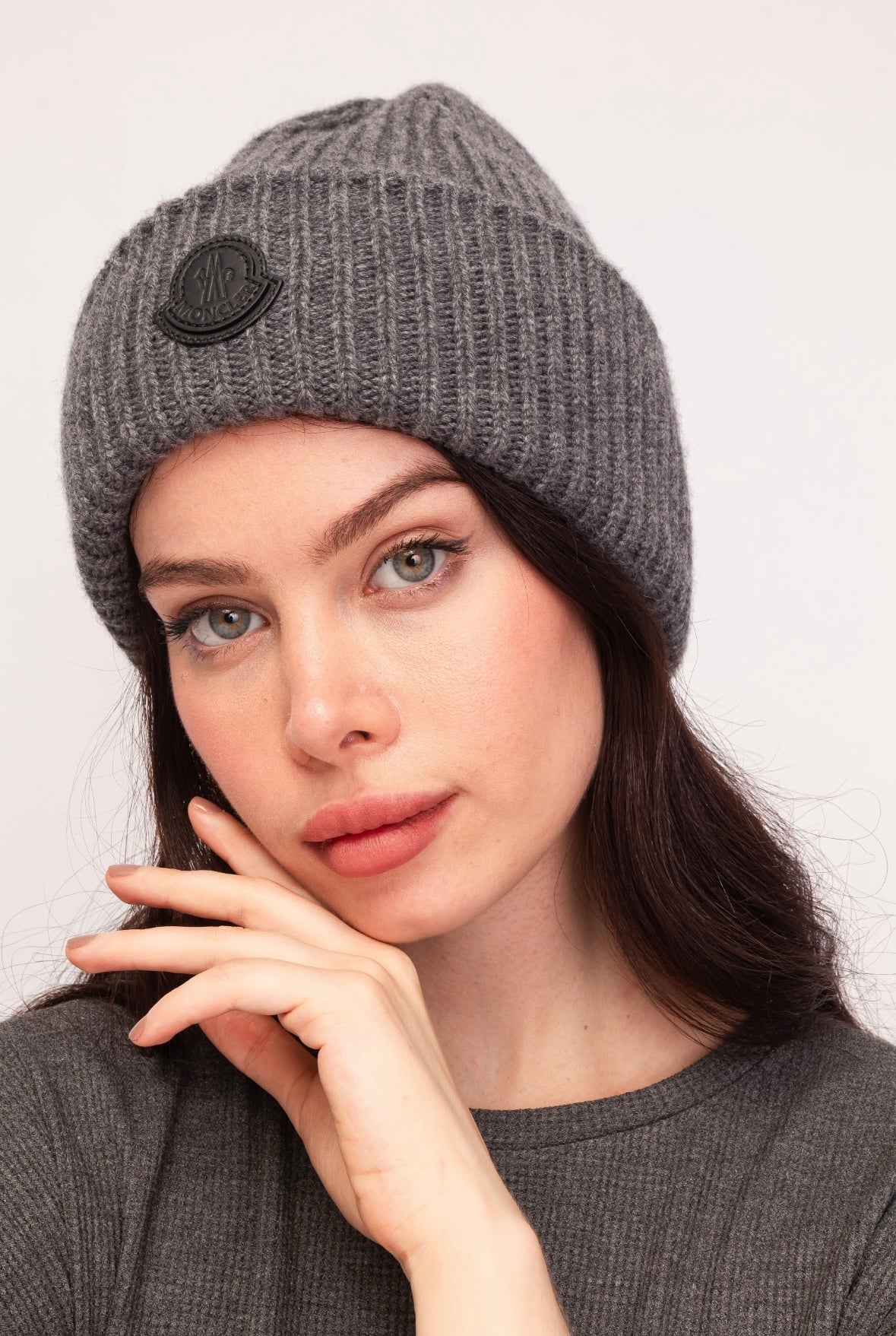 MONCLER GORRO DE LÃ CINZA