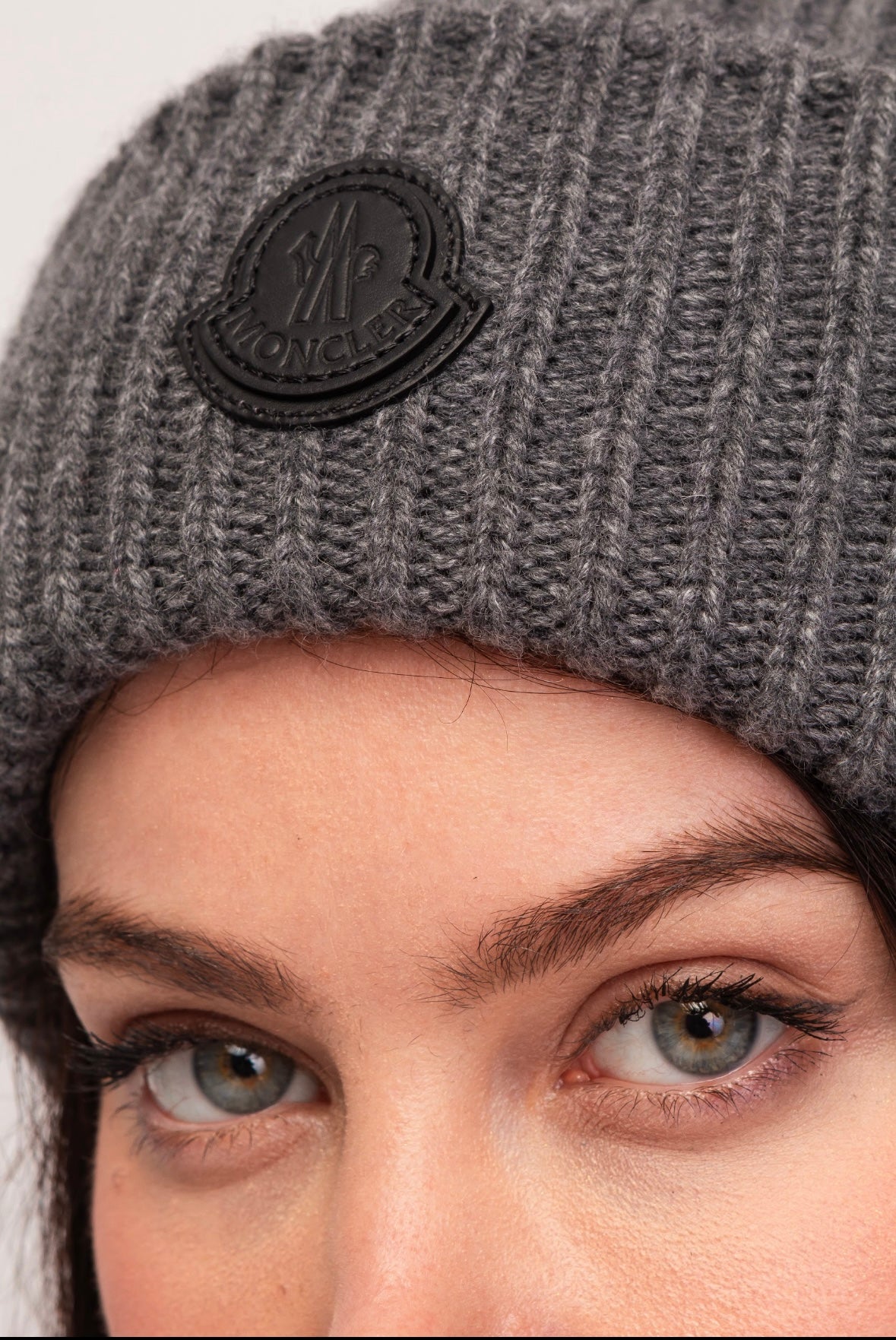 MONCLER GORRO DE LÃ CINZA